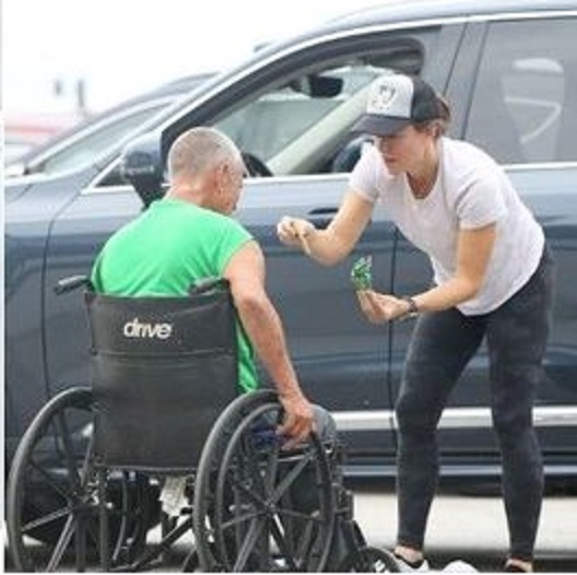 Jennifer Garner spots wheelchair-bound homeless man without shoes – her next move has people in tears