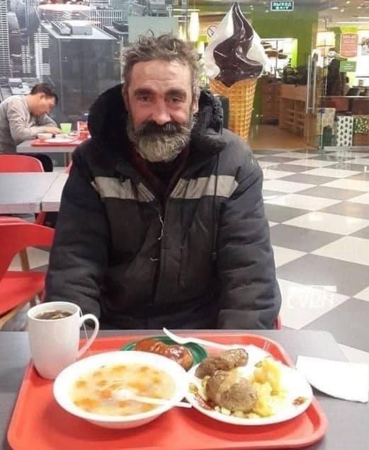 A Waitress Kindly Served A Homeless Man: Girl Had No Idea What A Surprise Awaited Her!