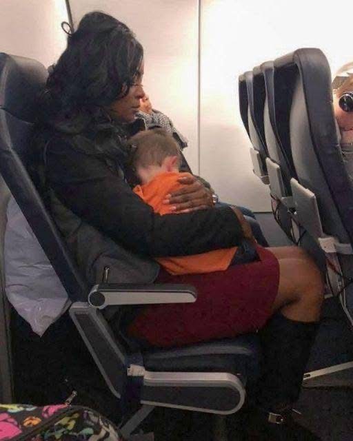 HE CRAWLED INTO MY LAP MID-FLIGHT—AND NO ONE CAME TO CLAIM HIM