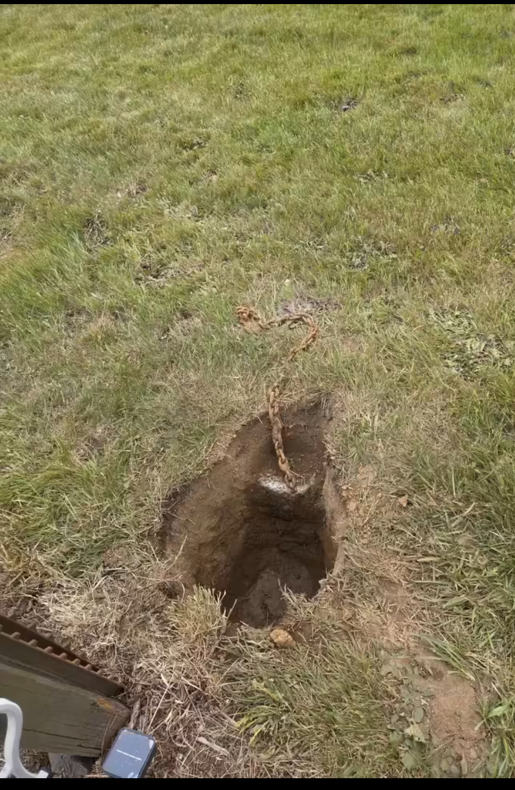 I Discovered a Chain Hidden Beneath My Mailbox